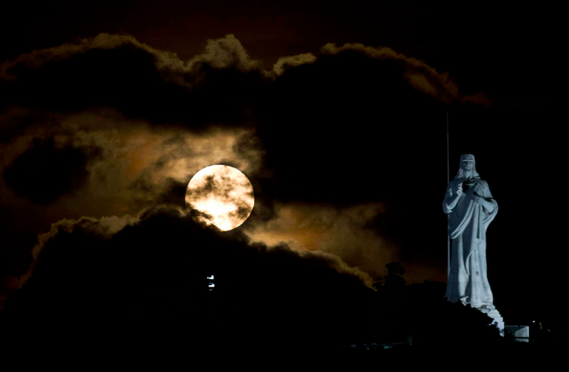 La superluna entre nubes, cerca del Cristo de La Habana, en La Habana (Cuba). Imagen: Ramon Espinosa / AP